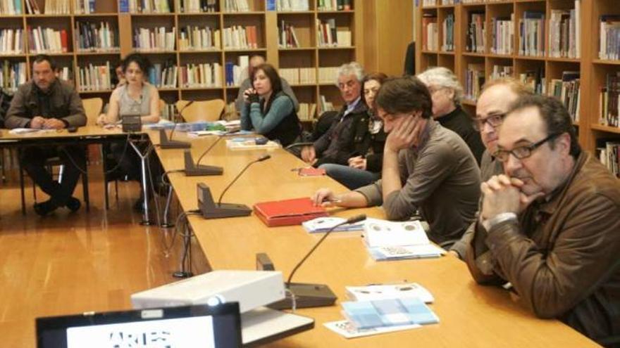 Participantes en la jornada &quot;Artes escénicas: situación e perspectivas&quot;, ayer en Santiago.  // Xoán Álvarez