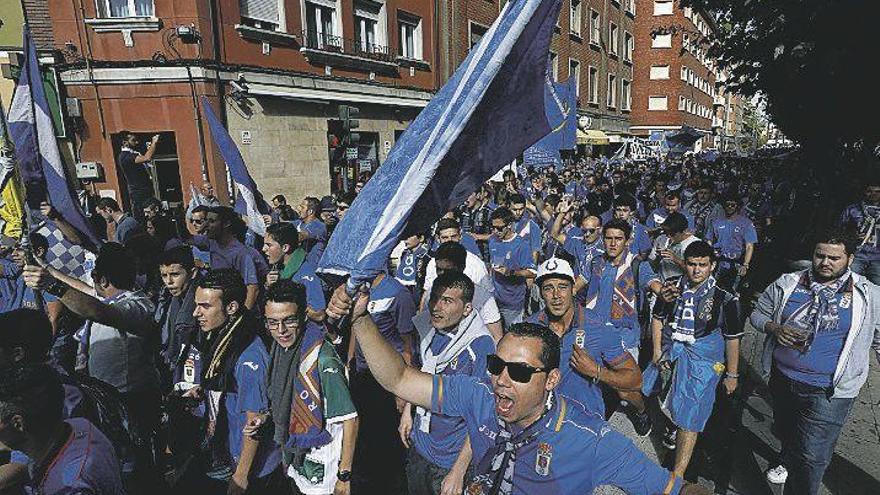 La afición del Oviedo, en las calles de León, hace tres temporadas.
