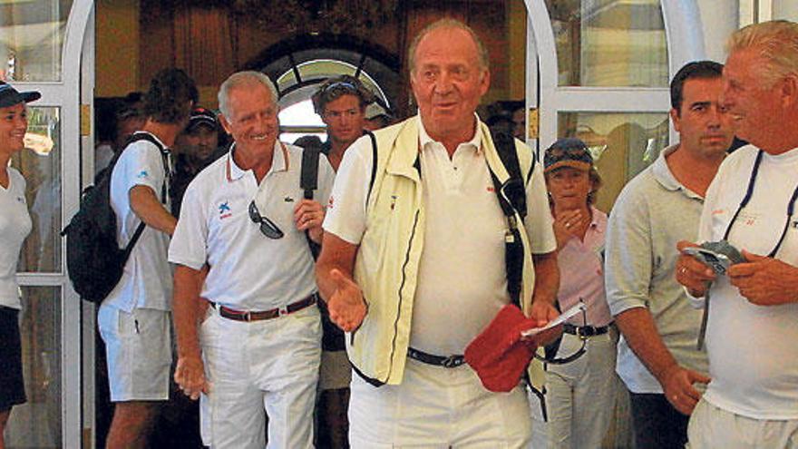 El Rey entrando en la terraza del Club Náutico para participar en una regata.