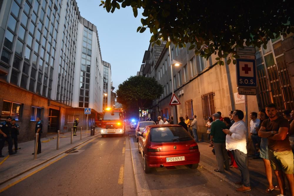 Los Bomberos tuvieron que actuar a última hora de la tarde en el Hospital de Pontevedra, donde un paciente había plantado fuego a los colchones de tres habitaciones.