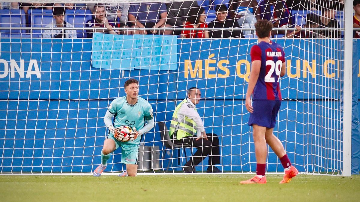 Carlos Marín, durante el encuentro entre el Córdoba CF y el Barcelona Atlétic, el domingo.