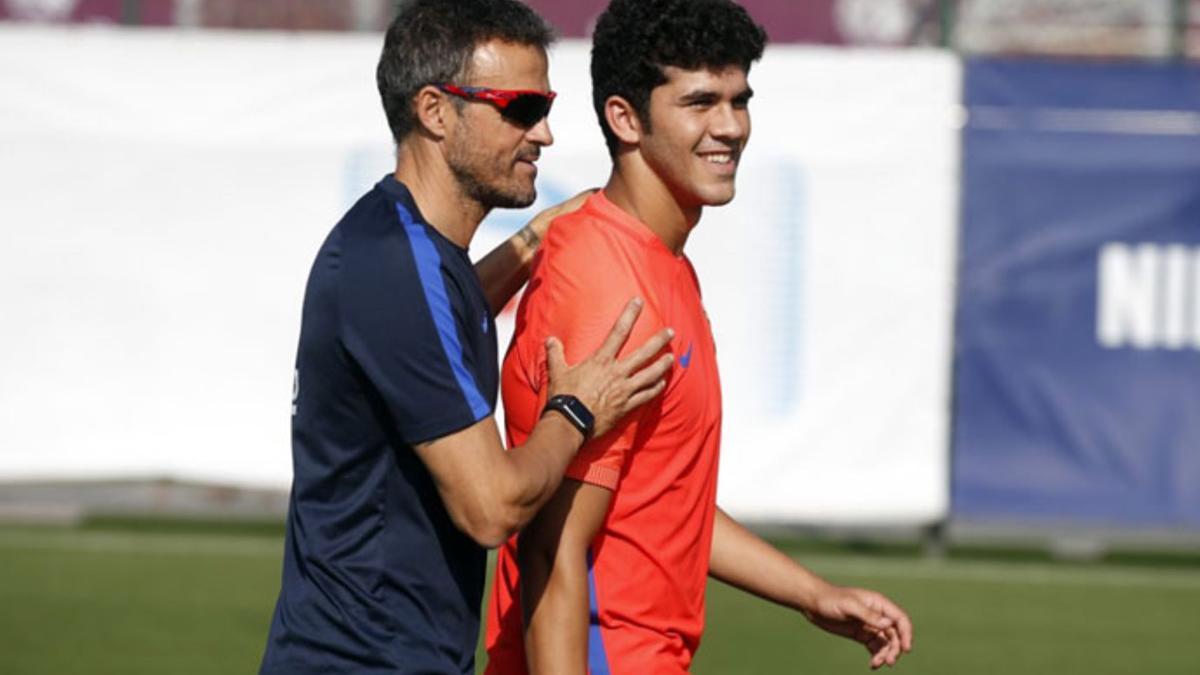 Luis Enrique, junto a Aleñá en un entrenamiento