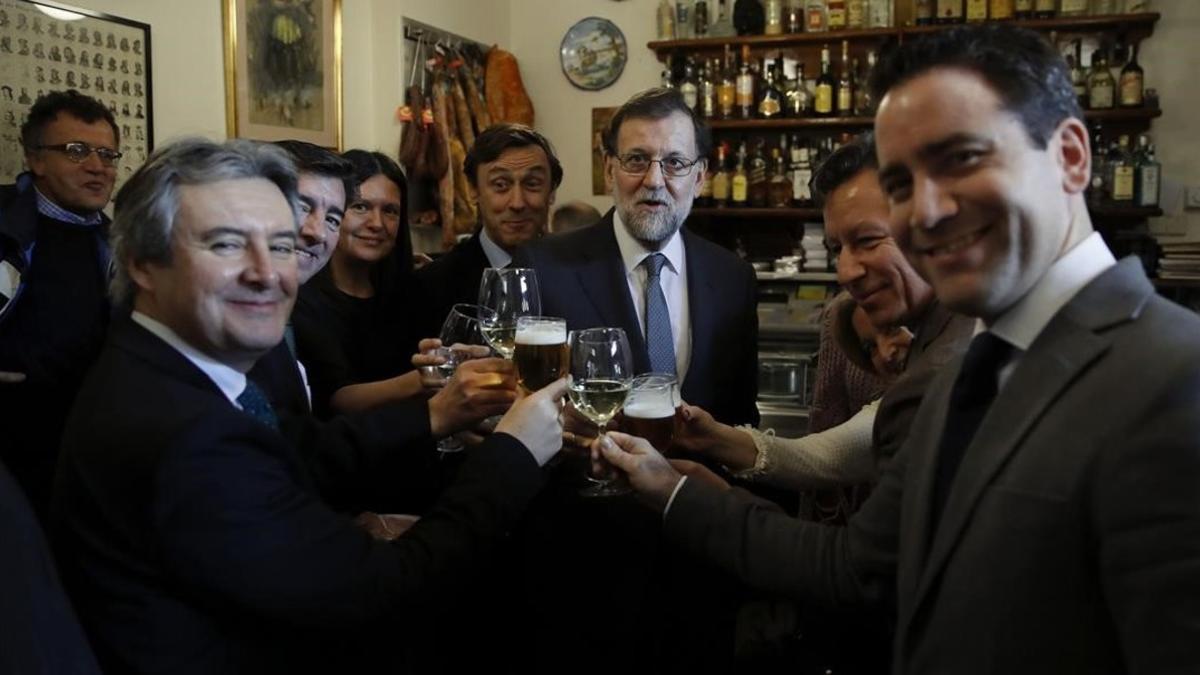 Mariano Rajoy, acompañado de varios diputados del PP, este jueves, celebrando la Navidad en un bar próximo al Congreso.