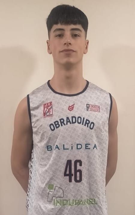 Iker Trillo posa con la camiseta del Balidea Obradoiro