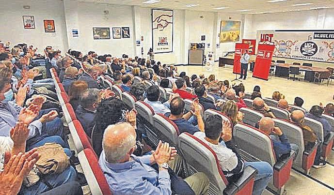 González Formoso, con miliantes de Ferrol. | // L. O.