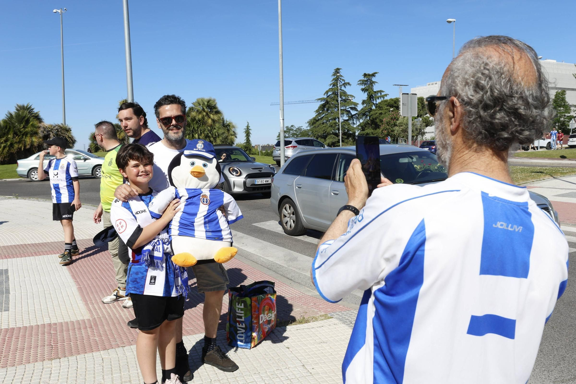 EM IMÁGENES: Multitudinario recibimiento al Avilés en su llegada al campo del Rayo Majadahonda