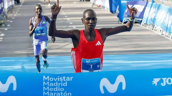 Los corredores toman la salida de comenzar la media maratón de Madrid este domingo.