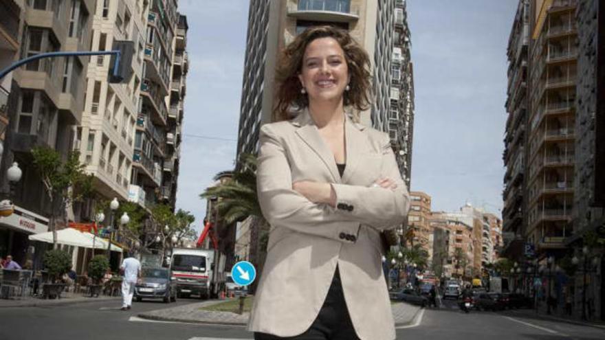 Elena Martín posa para la entrevista en el centro de la Rambla.