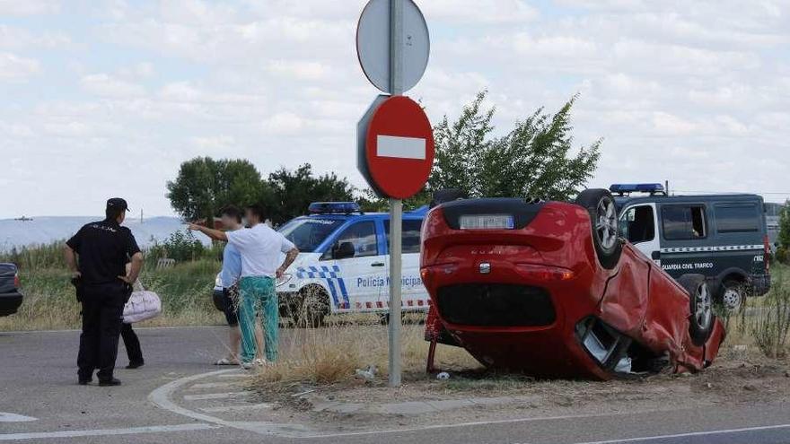 Un herido al volcar su vehículo a la salida de Zamora