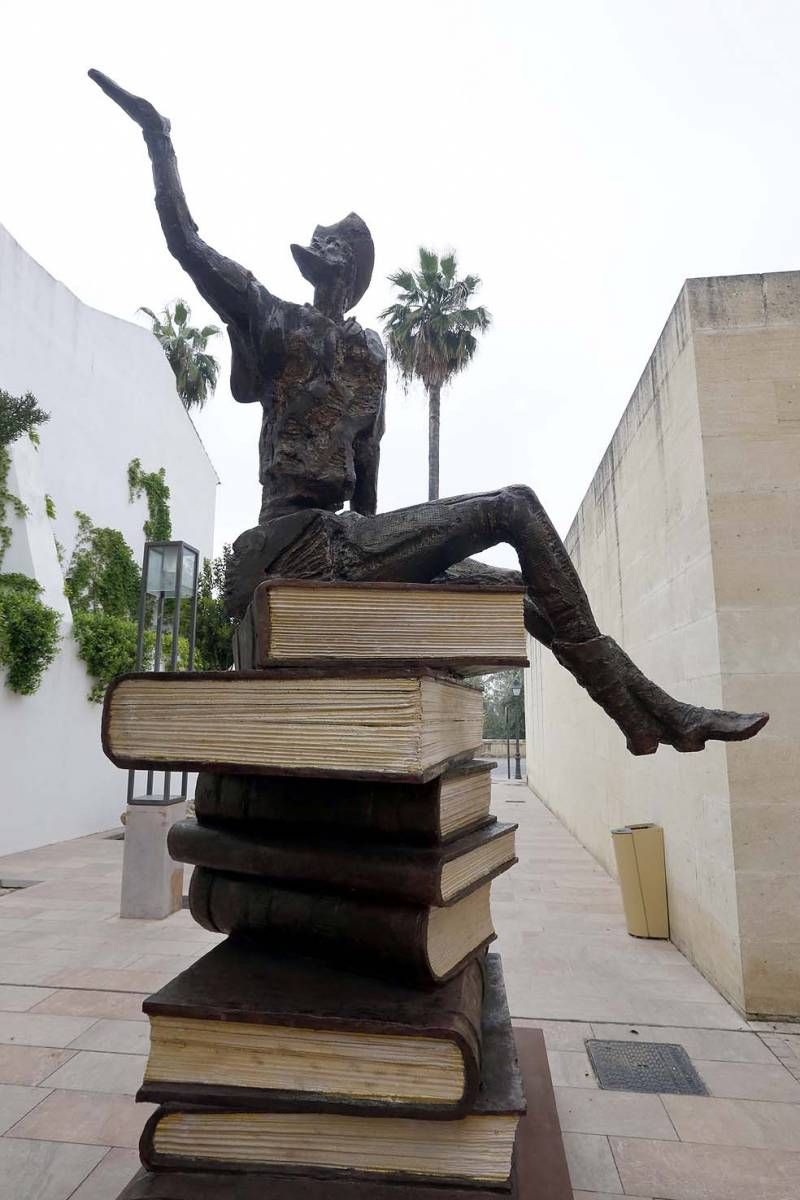 Los quijotes de Aurelio Teno visitan la puerta del Puente