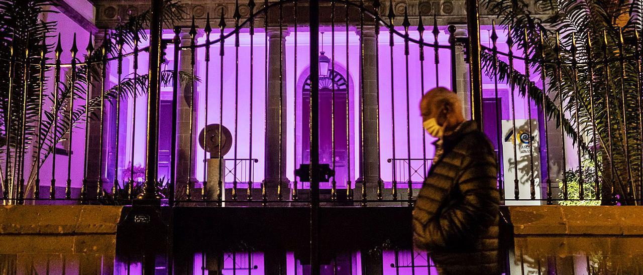 El Parlamento de Canarias iluminado de violeta, anoche. | | ANDRÉS GUTIÉRREZ