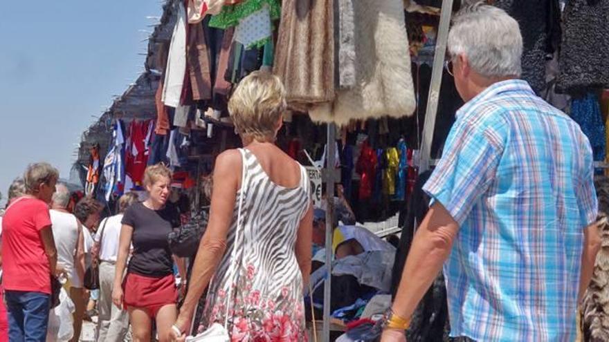 El mercadillo de Almoradí registra una media de 15 hurtos cada sábado