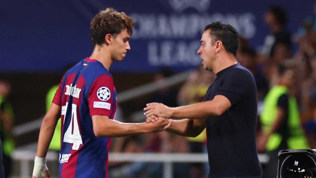 Joao Félix con Xavi Hernández en el momento del cambio ante el Amberes