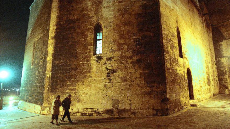 Schummrig: Spaziergänger an der Kathedrale in Palma.