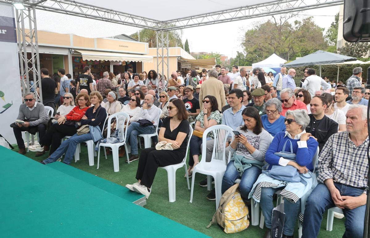 La Fira del Llibre desafía al mal tiempo y celebra un sábado de máxima afluencia La Fira del Llibre desafía al mal tiempo y celebra un sábado de máxima afluencia