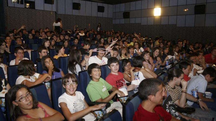 Jóvenes espectadores en el cine.