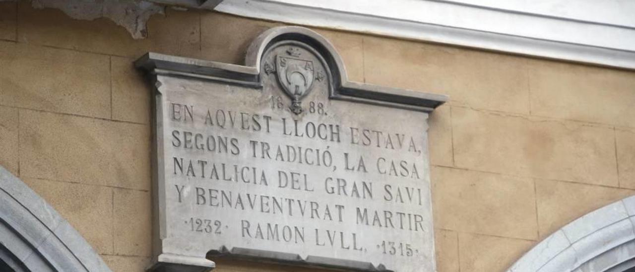 Placa que recuerda el supuesto lugar donde nació Llull.