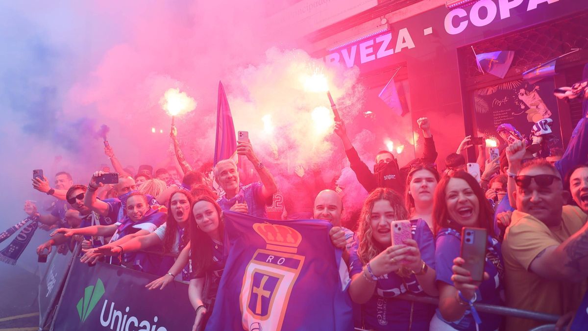 Fotos, del Real Oviedo a la salida del Hotel