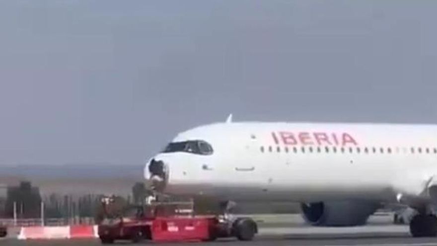 Un avió d&#039;Iberia fa un aterratge d&#039;emergència a Madrid després de xocar amb un ocell