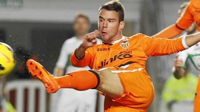 Bernat rematando a portería en el partido ante el Elche