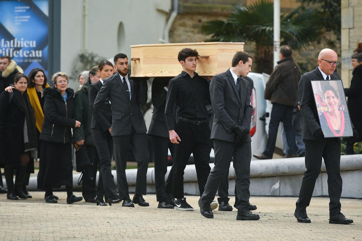 El compañero de Agnes Lassalle, Stephane Voirin, baila cerca del ataúd durante la ceremonia fúnebre de la profesora de francés Agnes Lassalle en Biarritz, Francia