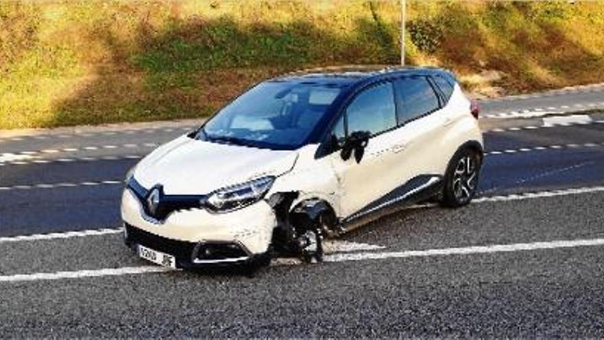 Un dels vehicles implicats en el sinistre viari va quedar ben destrossat de la part davantera.