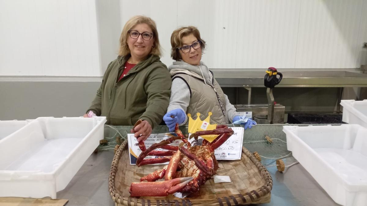 Las responsables de las pescaderías Eva Mar y Concha, que compraron el macho por 230 euros.