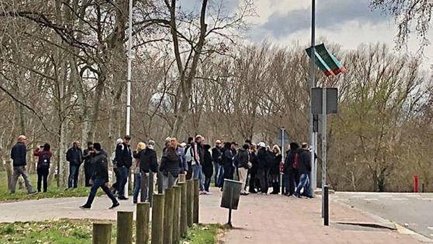 Un grup de visitants despistats i confosos al parc de la Devesa.