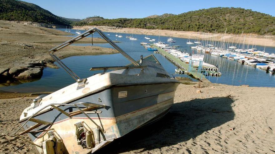 La playa en Madrid que pocos conocen: perfecta para deportes náuticos y muy cerca del monasterio más antiguo de la Comunidad