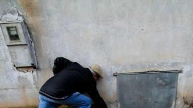 El responsable del Club Hípico de Pinoso muestra el lugar por el que entraron los ladrones.