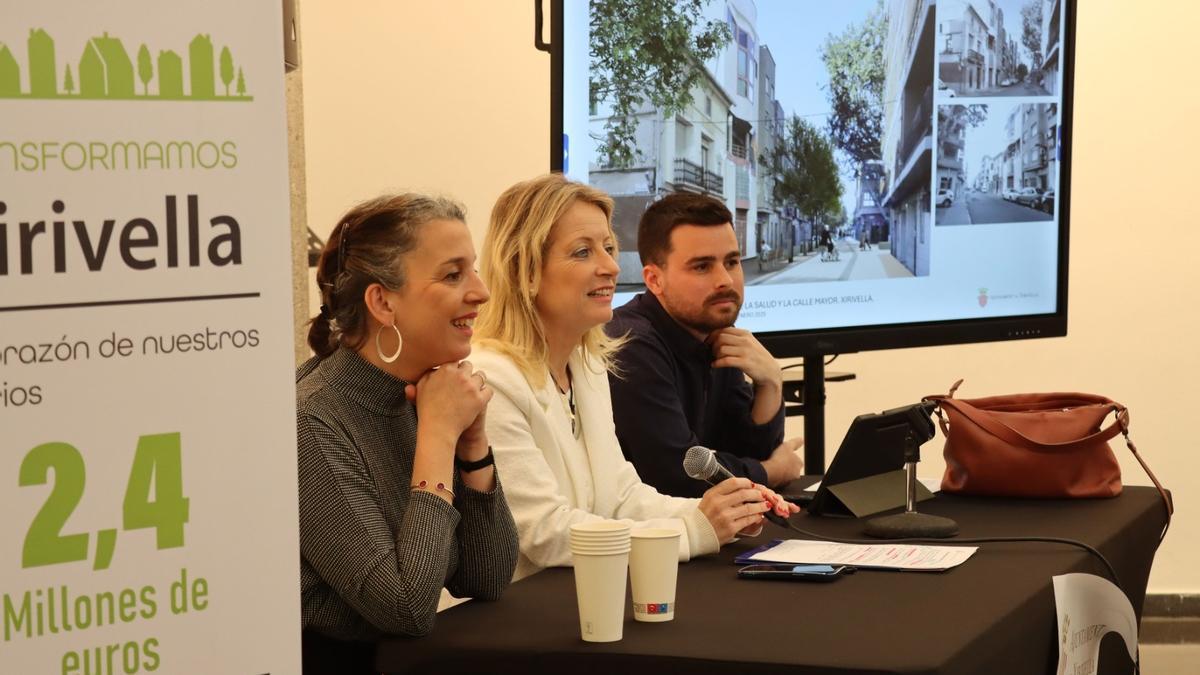 La alcaldesa de Xirivella, Paqui Bartual, en el centro, explica los proyectosa la ciudadanía.