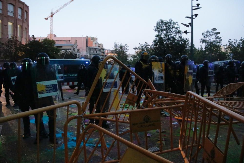 1-O a Girona: Multitudinària manifestació davant la subdelegació del Govern