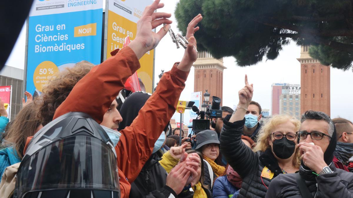 Un manifestant mostra unes manilles davant del Saló de l&#039;Enseyament en protesta contra la gestió de la conselleria d&#039;Educació