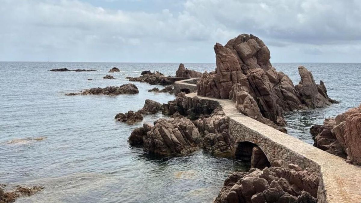 Pasarela de piedra en la cala Canyet.
