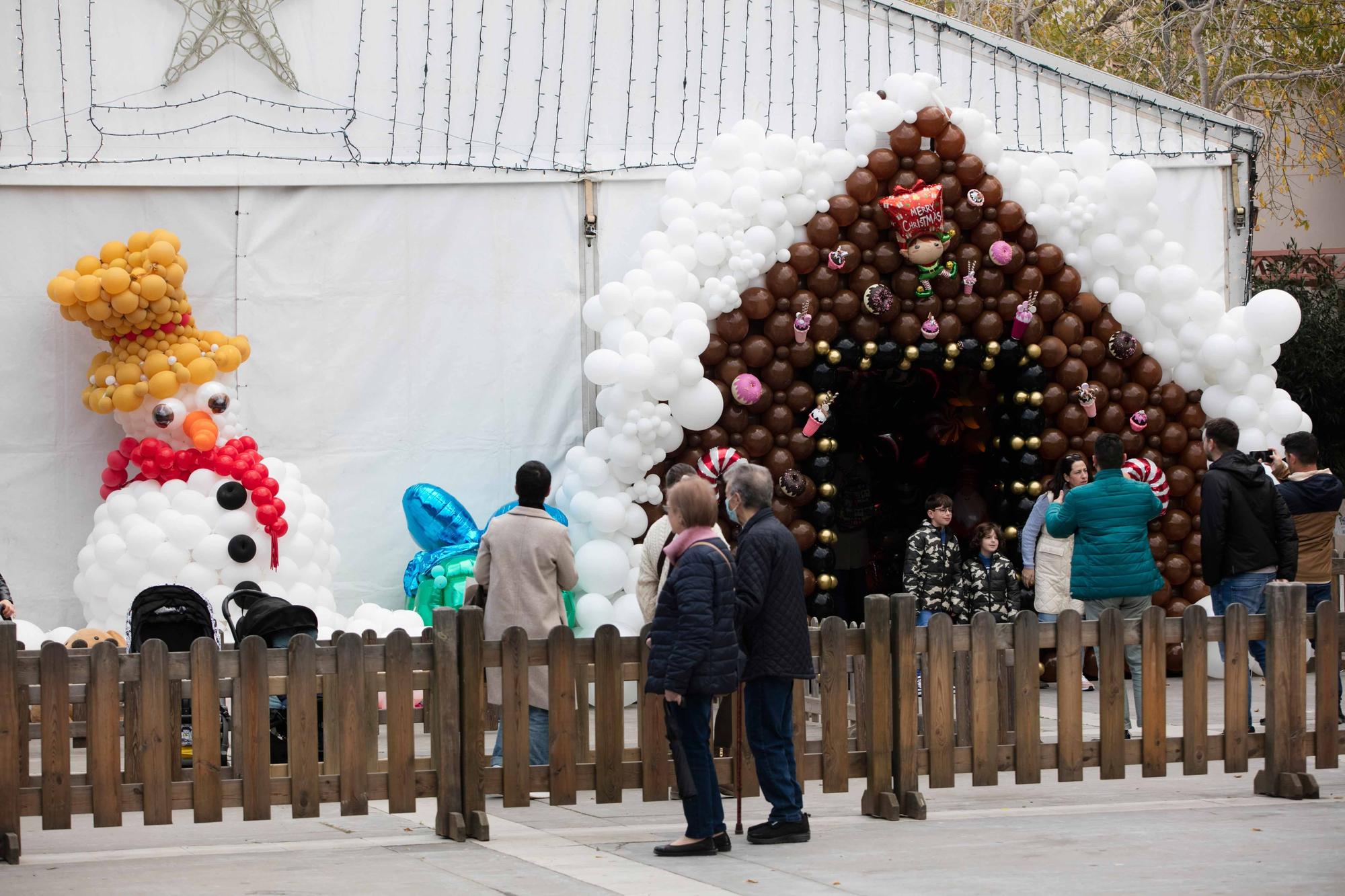 Galería de imágenes de Ibiza Ballon Wonderland, un pueblo navideño con 100.000 globos