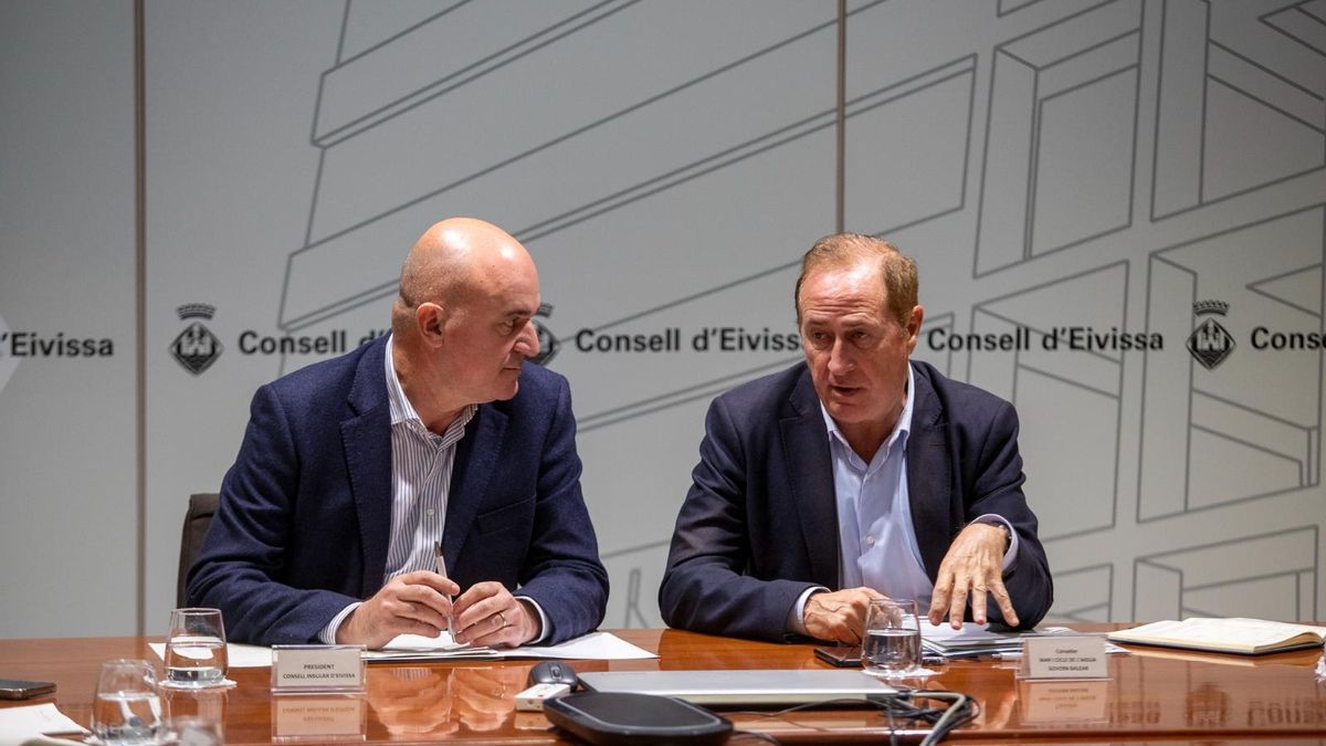 El presidente del Consell de Eivissa, Vicent Marí, y el conseller del Govern balear, Juan Manuel Lafuente.