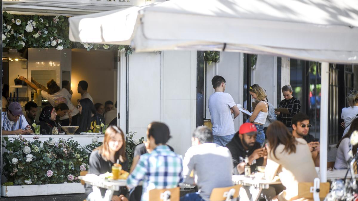 Barcelona 25.10.2019 On Barcelona Colas en el local 'Brunch &amp; Cake' en la calle Enric Granados al mediodía. Fotografía de Jordi Cotrina