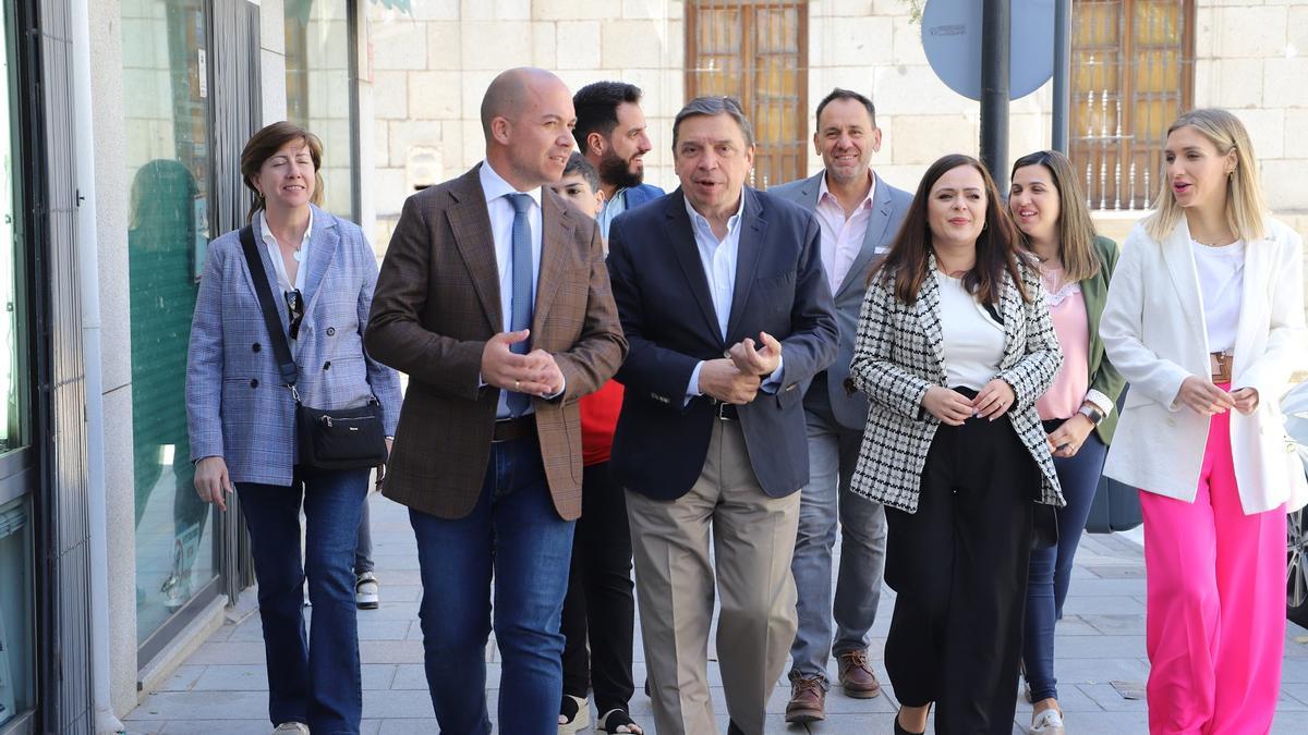 Rafael Villarreal y Luis Planas, con miembros de la candidatura del PSOE, durante el paseo electoral por Pozoblanco.