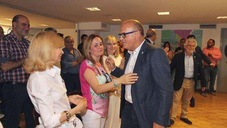 Baltar recibió ayer una ovación, en pie, de los cargos de la junta directiva del PP de Ourense. // Iñaki Osorio