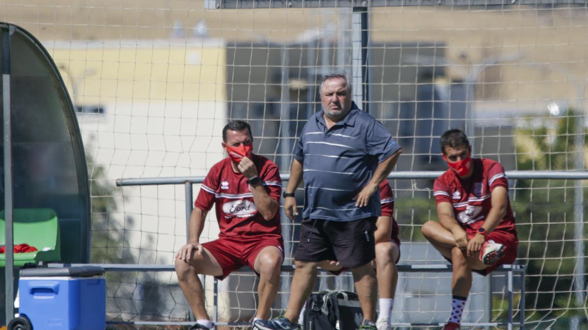 Adolfo Senso, entrenador del Diocesano, en el centro.