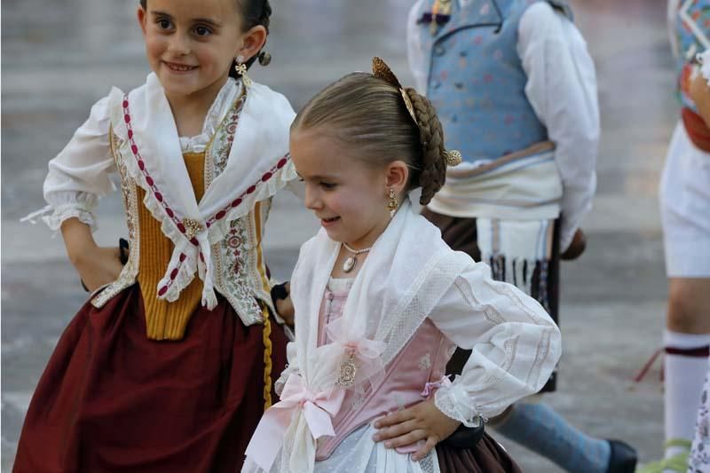 Dansà infantil en la plaza de la Virgen