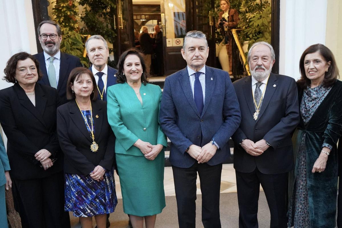 El consejero Antonio Sanz con representantes institucionales de Córdoba y miembros de la directiva del Colegio Oficial de Médicos.