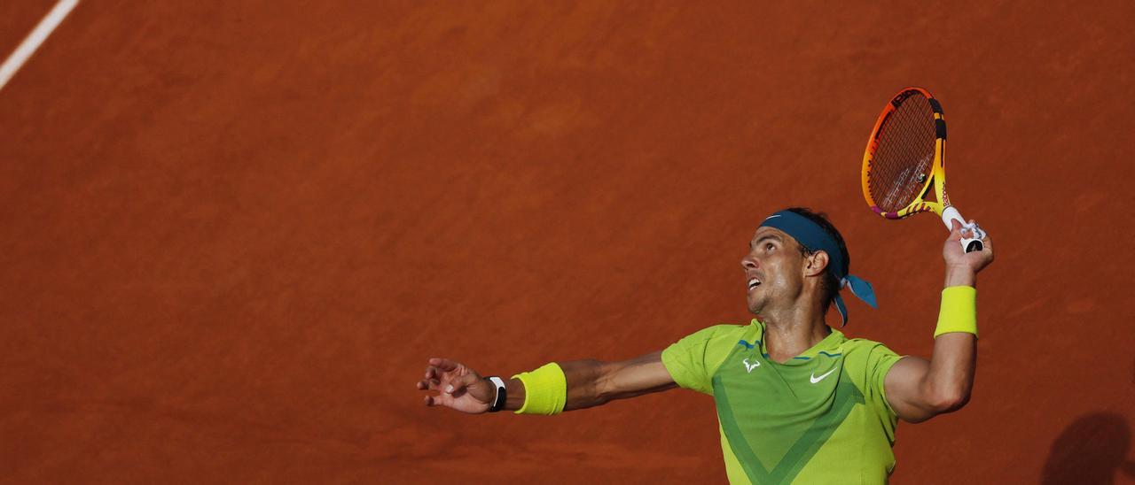 Nadal se prepara para golpear la pelota, ayer en la final de Roland Garros.