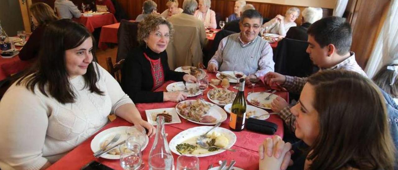 Comensales degustando un cocido en el restaurante Las Palmeras de Lalín. // Bernabé/Gutier