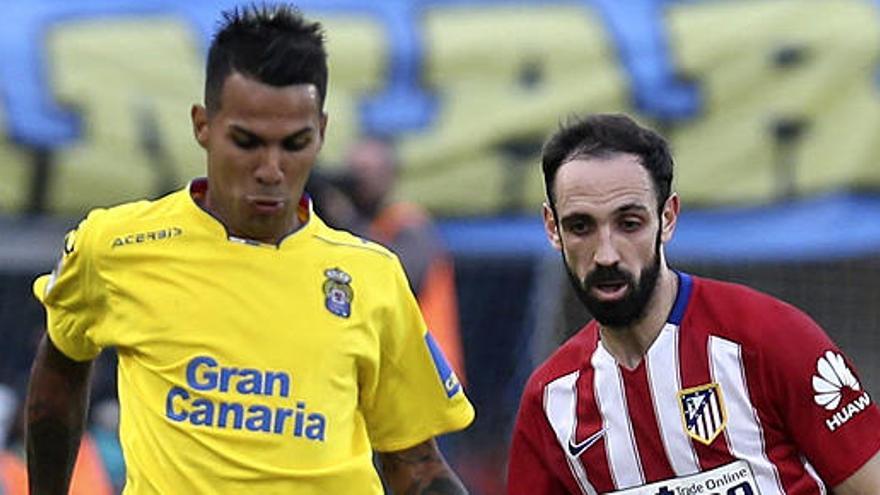 Jonathan Viera y Juanfran en una acción del partido.