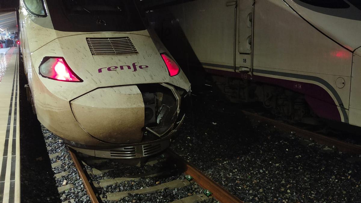 El morro del Alvia resultó dañado por el fuerte impacto que sufrió durante un tramo en Galicia.