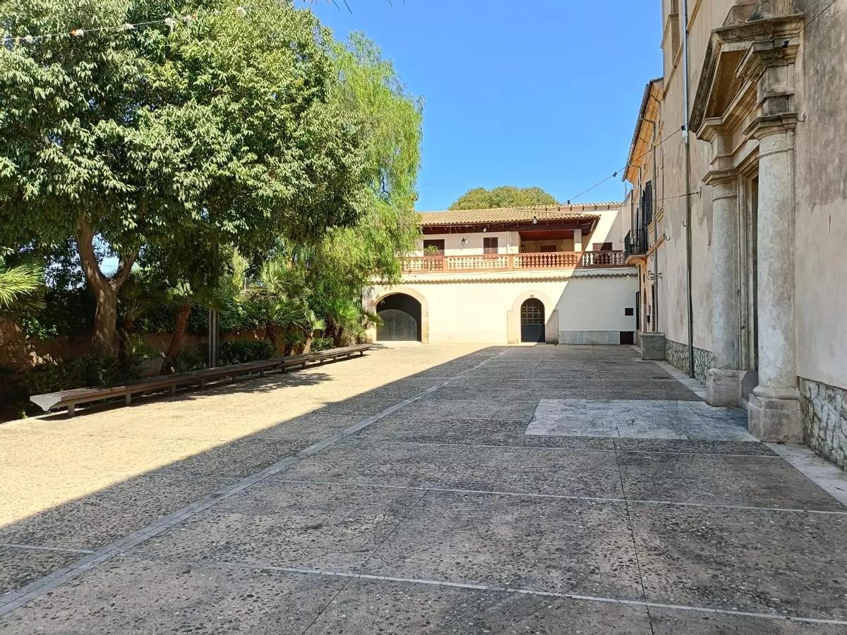 La plaza de Son Sardina lleva siendo un motivo de discordia entre la Iglesia y los vecinos desde hace años.