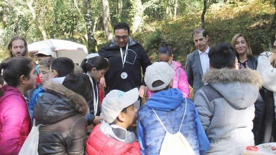 Escolares en la zona del río Barbantiño, a su paso por el Concello de Punxín. // FdV