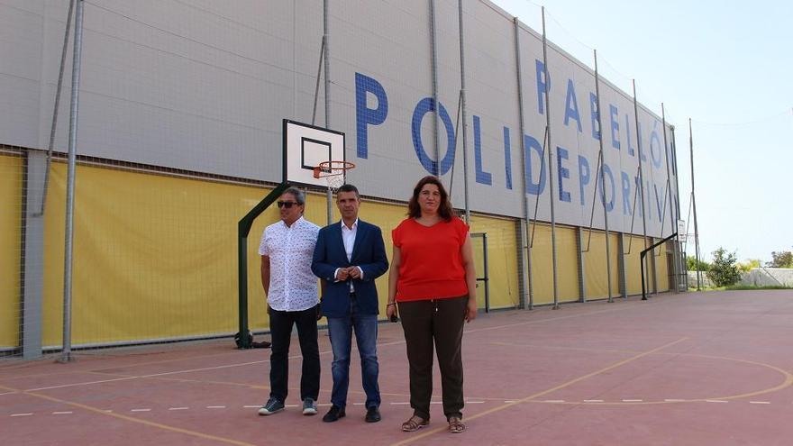 El alcalde José Bernal (c) y la edil de Obras, Blanca Fernández, visitaron ayer el complejo.