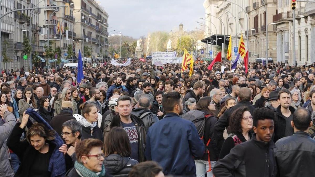 Miles de ciudadanos concentrados al inicio de la manifestación convocada contra el &quot;racismo institucional&quot; y a favor de los refugiados, cerca de la Estació de França, este sábado en Barcelona.